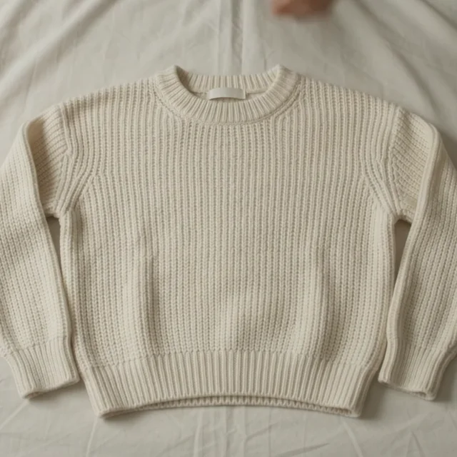 Pull en maille écru.
