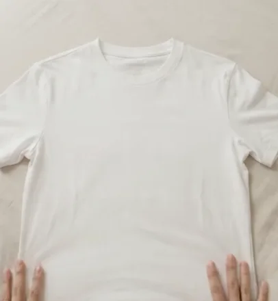 T-shirt blanc.